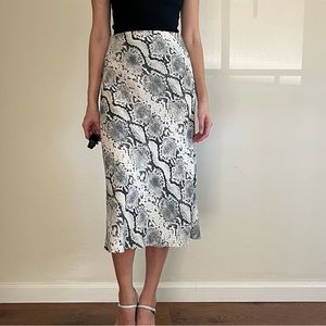 Wilfred free Aritzia midi skirt with grey snake print